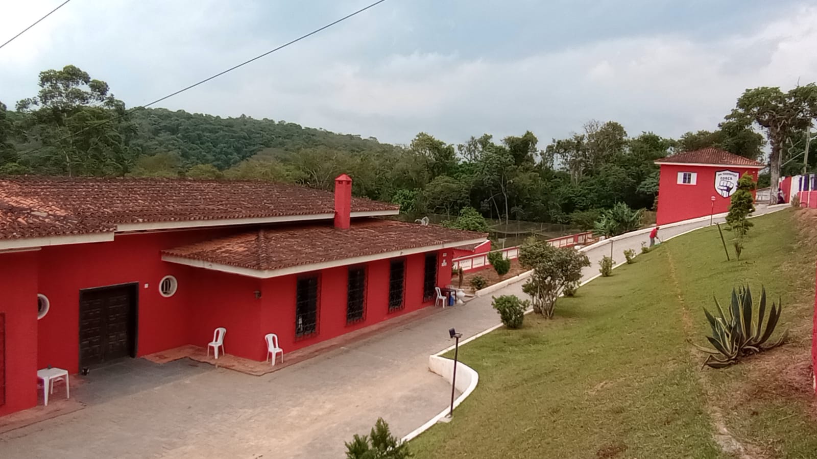 Alameda interna e jardins da unidade