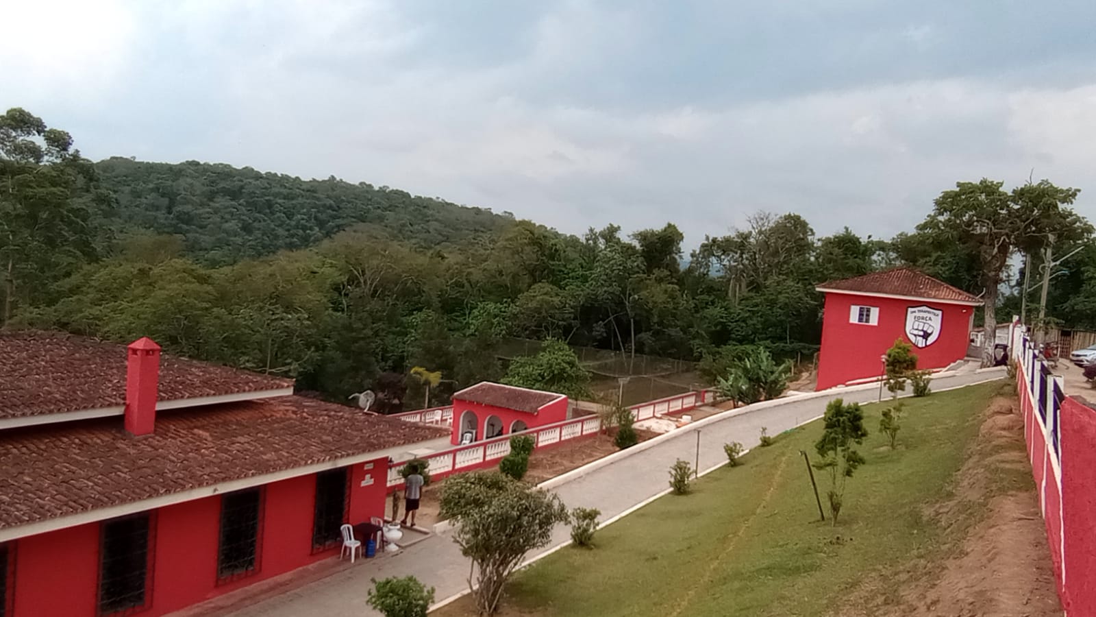 Vista geral da unidade cercada por mata preservada